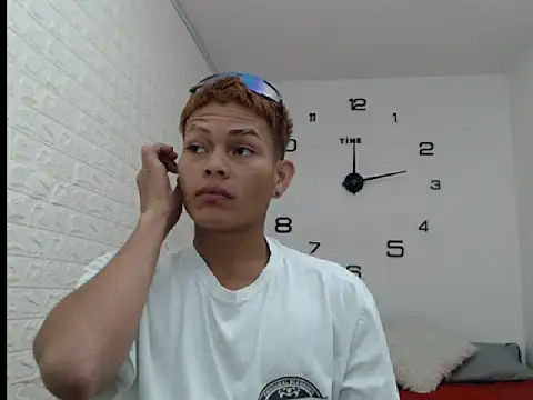 bros2026 live cam on StripChat
