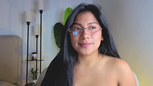 LinnaGardenia live cam on StripChat