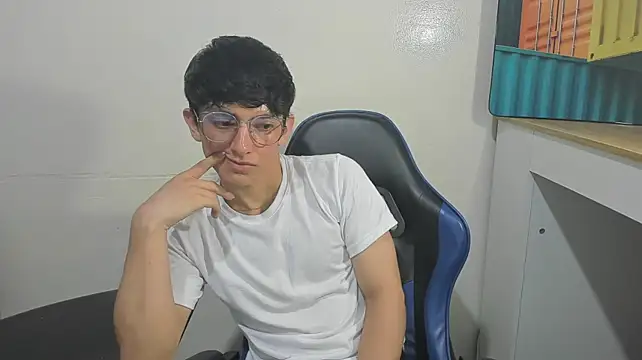 ElanGiraldo live cam on StripChat