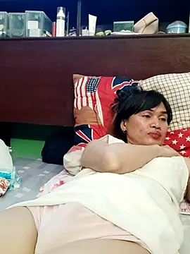 QueenSoreal live cam on StripChat