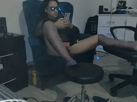 Iscariot19 live cam on StripChat