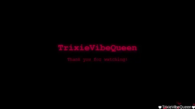 TrixieVibeQueen live sex cam