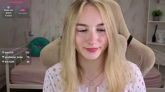 Shy_Polly live cam on StripChat