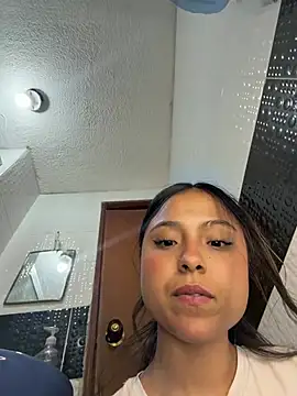 littlee_Lucy live cam on StripChat
