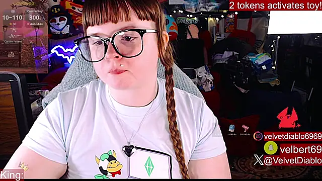 VelvetDiablo live cam on StripChat