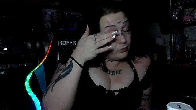 CurvyTrans2002 live cam on StripChat