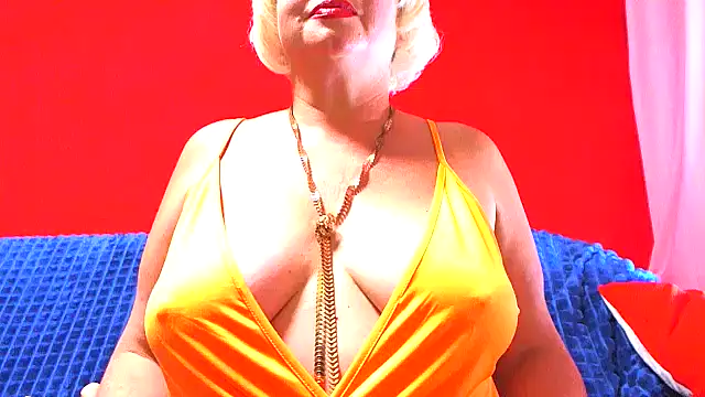 NaughtyMILF4UX live cam on StripChat
