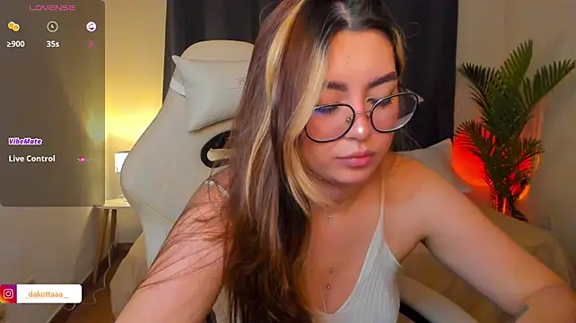 dakottaa_ live cam on StripChat