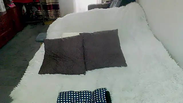 Juliamodest1 live cam on StripChat