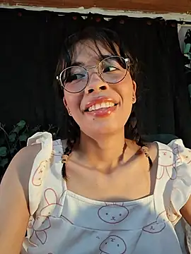Sweetiedolly011 live cam on StripChat