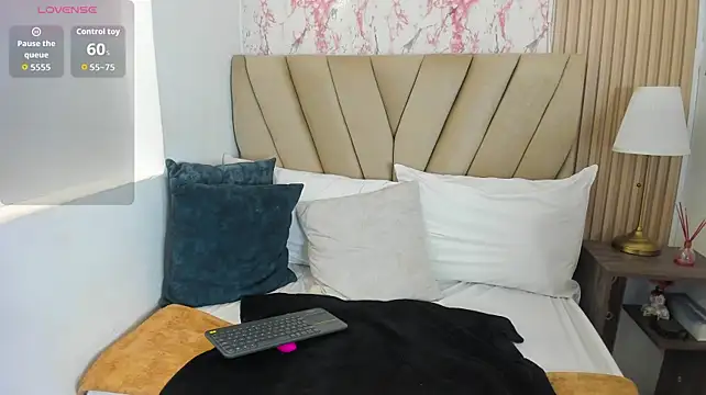 Izzy_lux live cam on StripChat