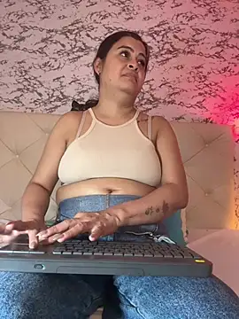 Lili__taylor live cam on StripChat
