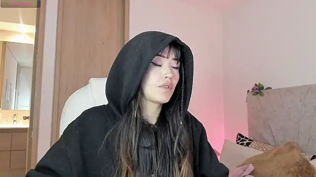IIVY_KUSH live cam on StripChat