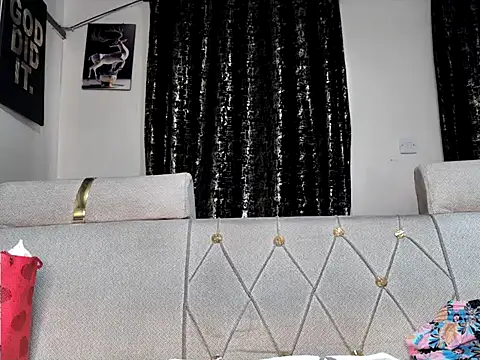 sexyleah25 live cam on StripChat