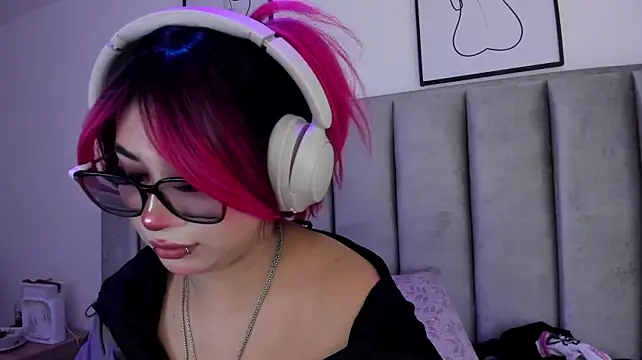 Kitty_Gang live cam on StripChat