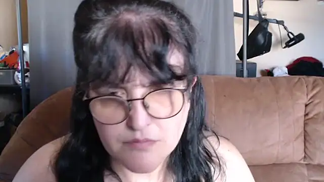 ladyfrombonn live cam on StripChat
