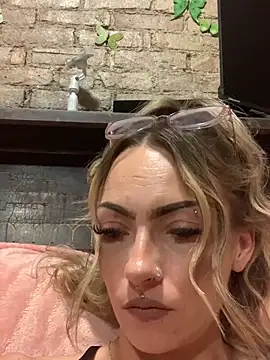 SerenityBabe live cam on StripChat