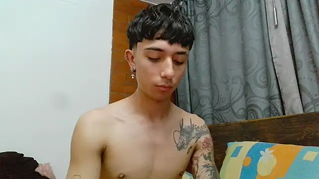 Mr__Aaronn live cam on StripChat