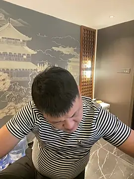 zhang1118 live cam on StripChat