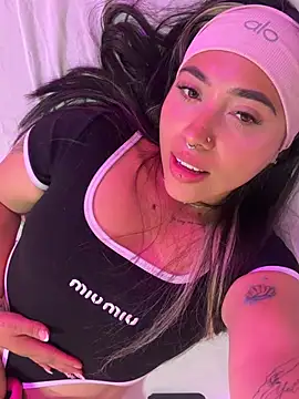 ManuelaVeeleez live cam on StripChat