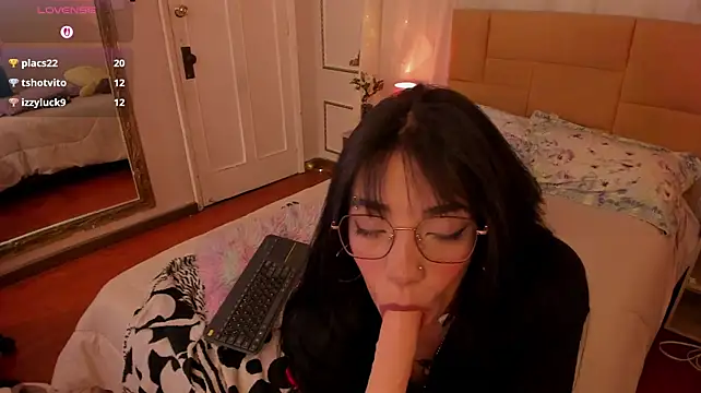 EmaLittle live cam on StripChat