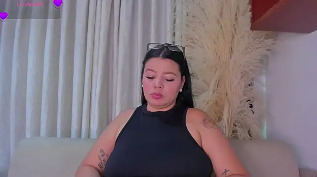 AlondraEvans live cam on StripChat