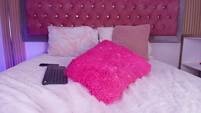 MylaDreams live cam on StripChat