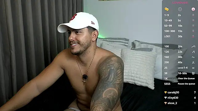 owen-pierces live cam on StripChat
