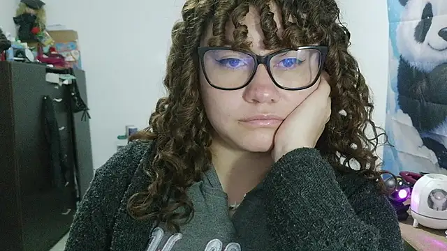 curly_greeneyed live cam on StripChat