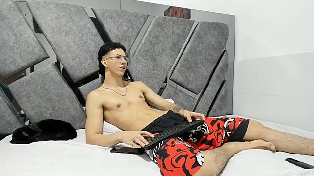 OliverThompsonJS live cam on StripChat
