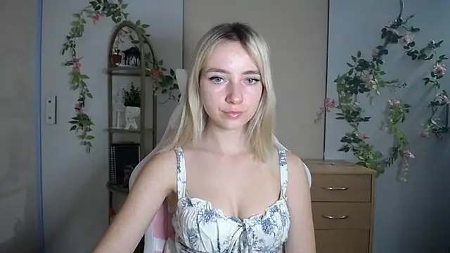LuciaYoung live cam on StripChat