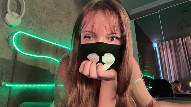 Your_Little_Bear live cam on StripChat