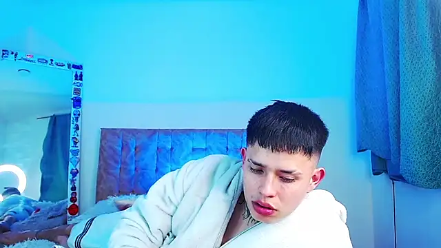_justinmoon2 live cam on StripChat