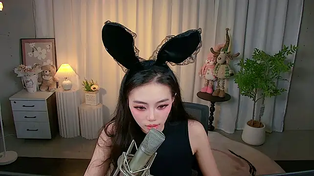 CG-001 live cam on StripChat