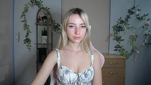 LuciaYoung live cam on StripChat