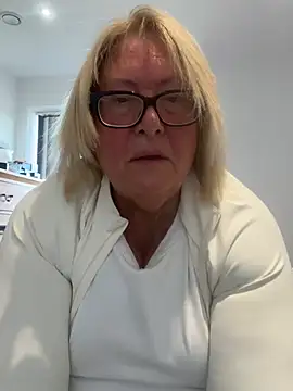MoistCurveyChanel live cam on StripChat
