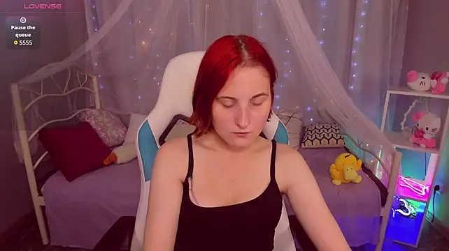 KiraElwood live cam on StripChat