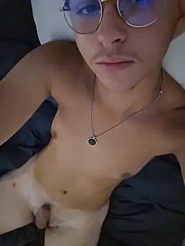 lumtvvtyvyv live cam on StripChat