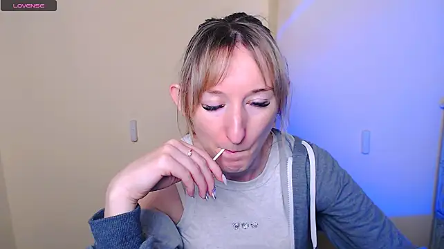 AmandaSell live cam on StripChat