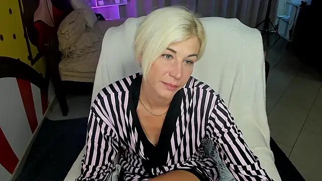 Emilia_Wilss live cam on StripChat