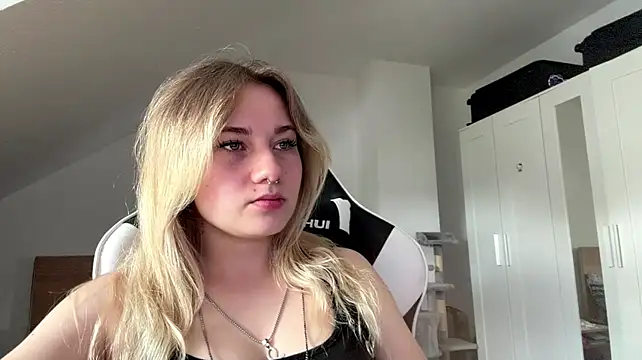 tutsicutie live cam on StripChat