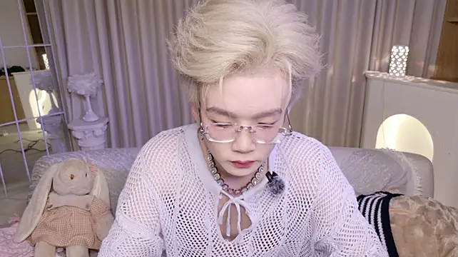 XiaoHuiHui-111 live cam on StripChat