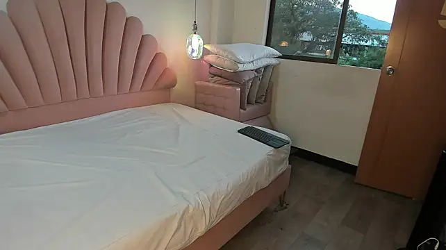 SabrinaVantress live sex cam