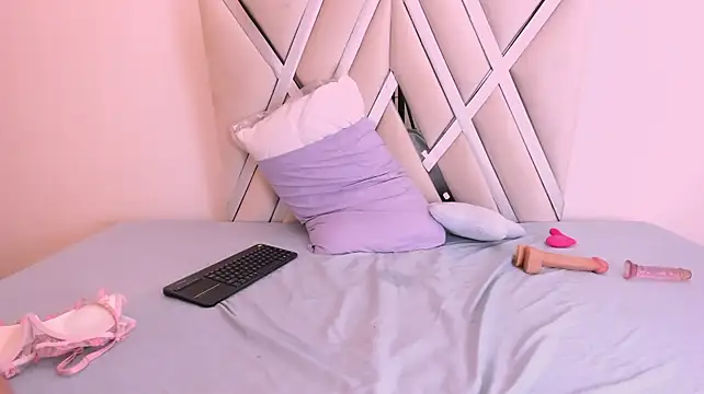 ellieblont live cam on StripChat