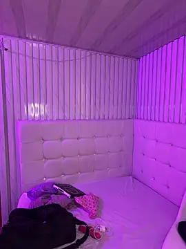 ManuelaVeeleez live cam on StripChat