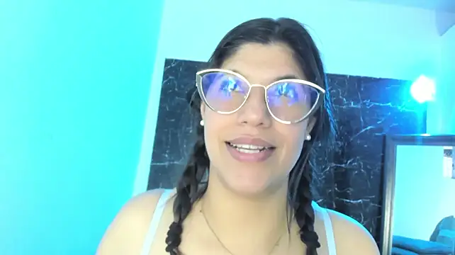 suzan_23 live cam on StripChat
