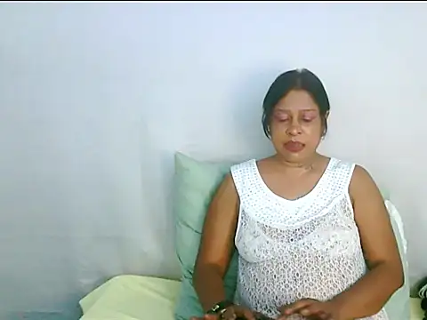 HotIndianMilf69 live sex cam