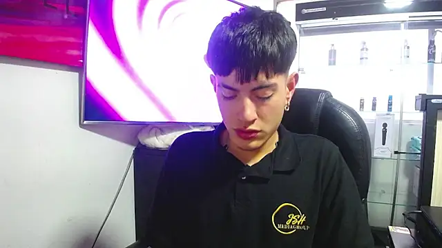 andylol330 live cam on StripChat