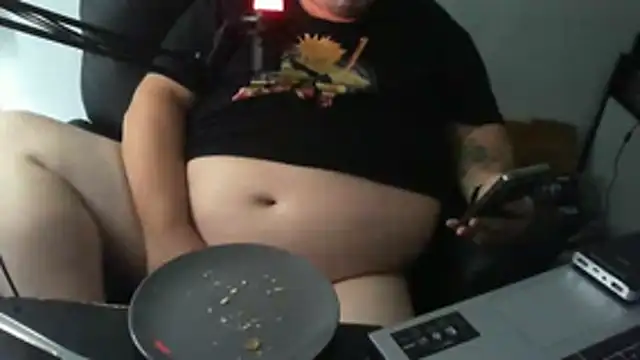 bigcuddlebear69er live cam on StripChat
