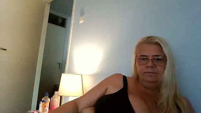 hotladymoon live cam on StripChat